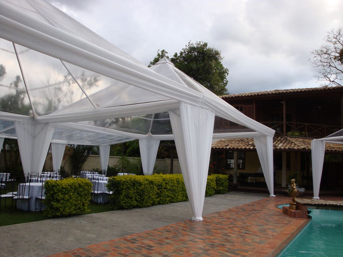 Tenda iluminada ao lado da piscina à noite