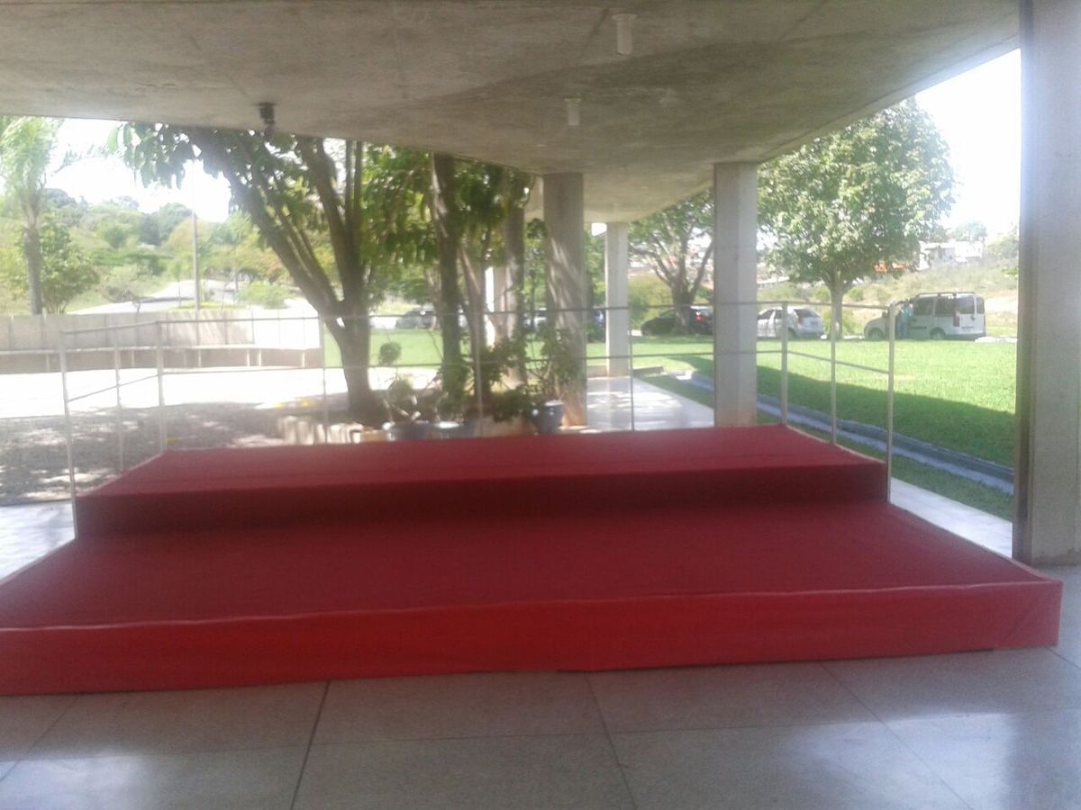 Palco vermelho montado em área coberta