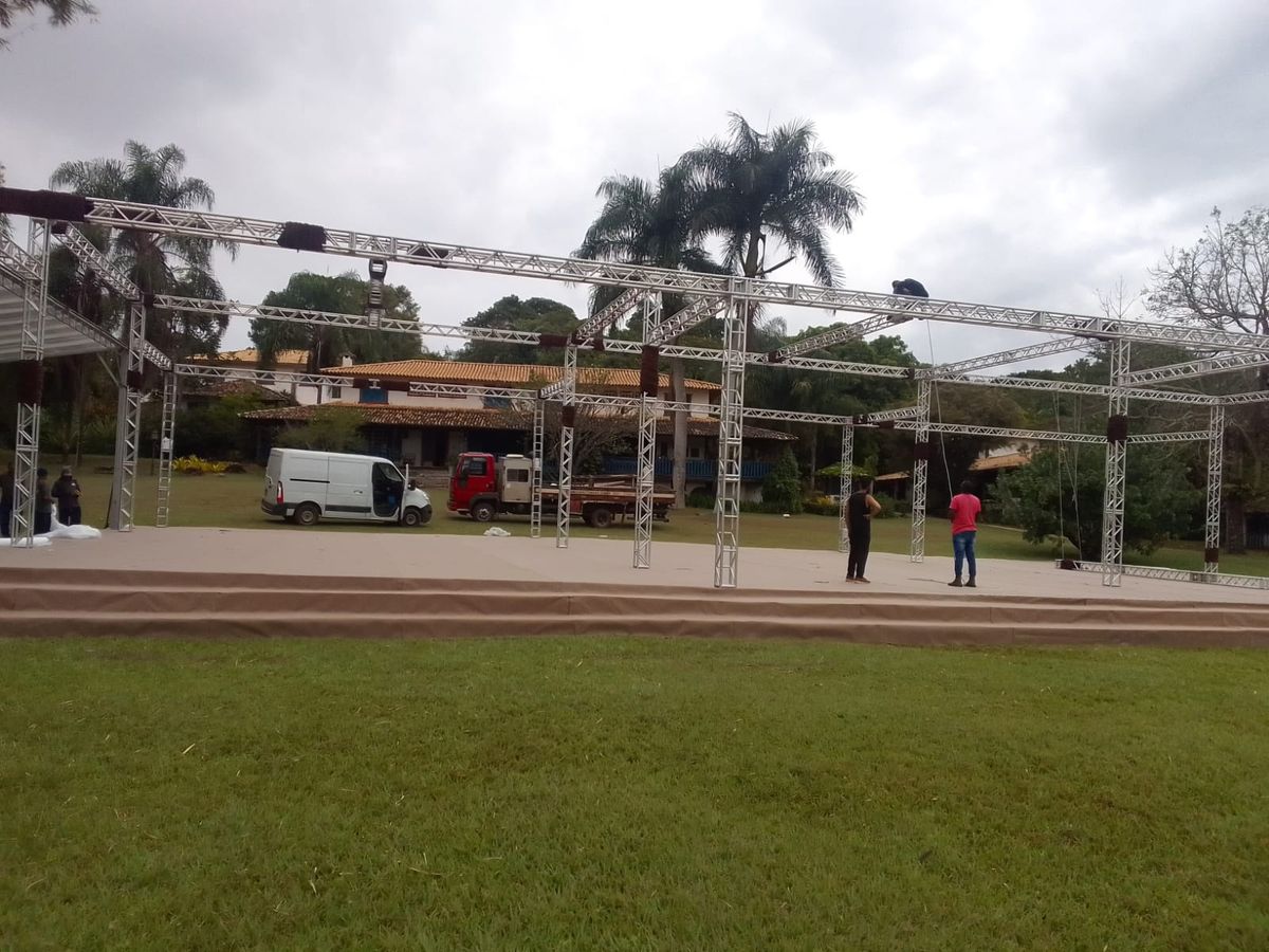 Cobertura metálica montada sobre piscina