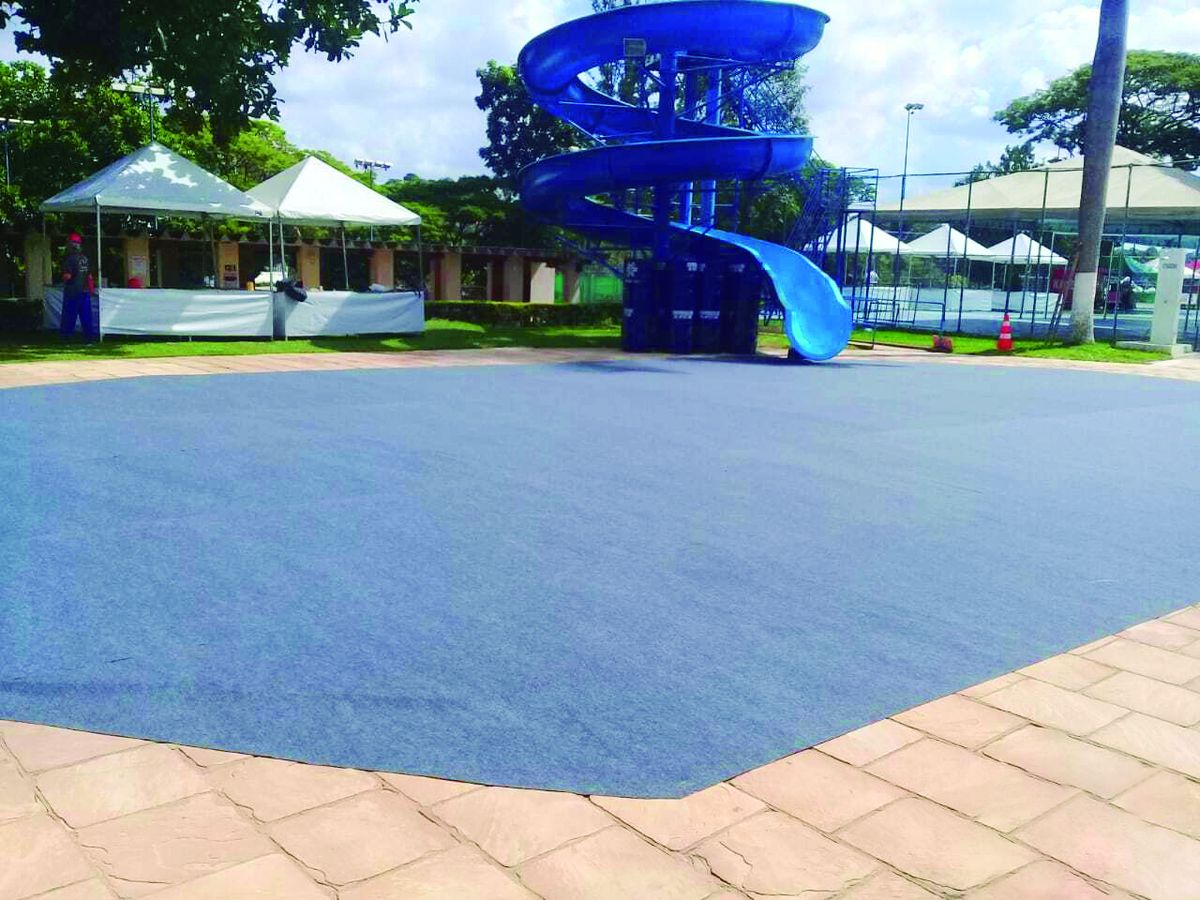 Vista aérea de tendas ao lado de piscina com toboágua